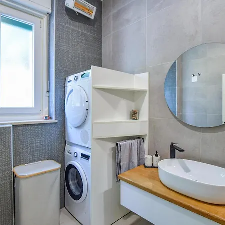 Cozy With Private Terrace Διαμέρισμα *