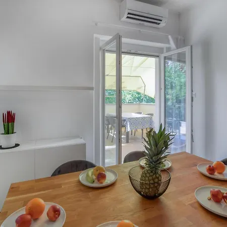 Cozy With Private Terrace Διαμέρισμα *