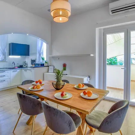 Cozy With Private Terrace Διαμέρισμα *