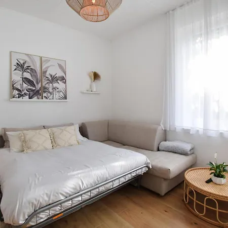 Cozy With Private Terrace Διαμέρισμα